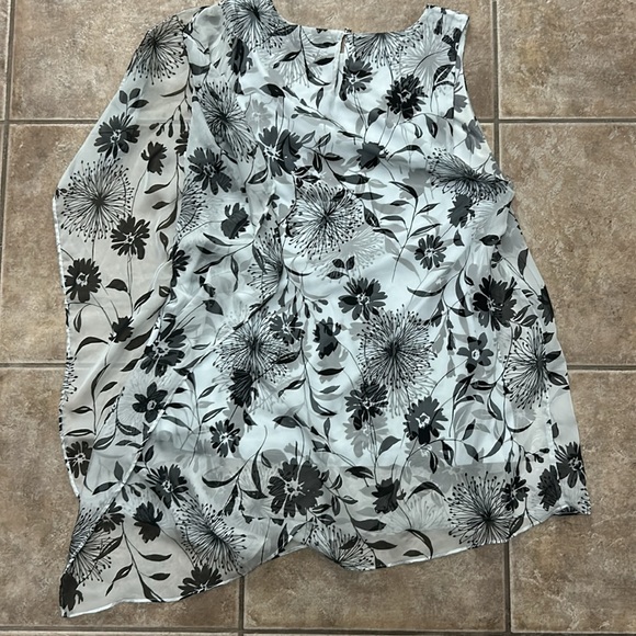 Vince Camuto Floral Tank Blouse with intersecting side hem Size M - Picture 4 of 4